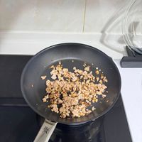 可能是食物和顯示的文字是「 JW SAKURA G-2522G G-2522G 」的圖像