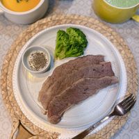 可能是肉排和文字的圖像