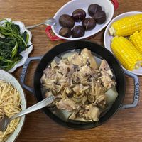 可能是炒麵、拉麵和顯示的文字是「 ยช5 B S UB ن STAUB 정 STA 」 的圖像