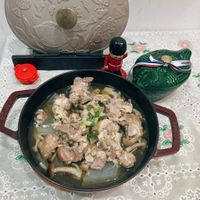 可能是火鍋、燉小牛膝和文字的圖像