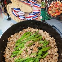 可能是牧羊人派和顯示的文字是「 ቀ quess staub IaN sauh 等鐵鍋 家斗理 Olive.CF Olive. CF 」的圖像