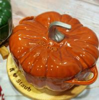可能是顯示的文字是「 STAUB Staub Staub 」的圖像