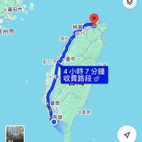 可能是地圖和顯示的文字是「・蕭田市 州市 桃園：· 桃園 頭份 頭份新竹 新竹 新竹 彰化市お藝中 臺中 彰化市 大輔 4小時7分鐘 斗六 六收費路段， 收費路段 トつ 臺南 高雄 臺東」的圖像