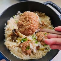 可能是炸丸子、炒飯和粥的圖像