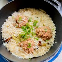 可能是西班牙大鍋飯、炒飯和麵的圖像