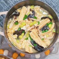 可能是粥、豆腐、拉麵和香菇的圖像