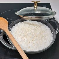 可能是北非小米飯、木湯匙和粥的圖像