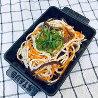 可能是拉麵、義大利麵、炒麵和文字的圖像