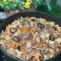 可能是炒飯、香菇、燉小牛膝和文字的圖像