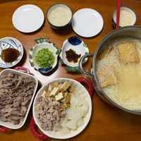 可能是起司火鍋、火鍋、豆腐、麵和文字的圖像