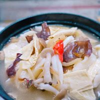 可能是拉麵、豆腐、粥和文字的圖像