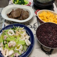 可能是燉小牛膝和肉排的圖像