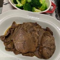 可能是燉小牛膝、肉排和文字的圖像