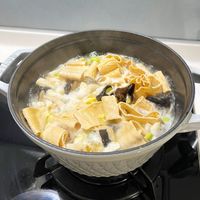 可能是火鍋、香菇、豆腐和拉麵的圖像