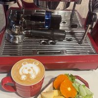 可能是咖啡機、咖啡杯、咖啡和文字的圖像
