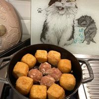 可能是炸丸子、鬆餅機和文字的圖像