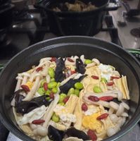 可能是火鍋、香菇和豆腐的圖像