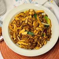 可能是義大利麵、炒麵和豆腐的圖像