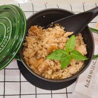 可能是北非小米飯、西班牙大鍋飯、炒飯、豆腐和文字的圖像
