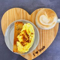可能是紅心、咖啡杯、歐姆蛋、蛋糕、咖啡、舒芙蕾和顯示的文字是「 STAUP STAUB 1 Staub Staub I 」的圖像