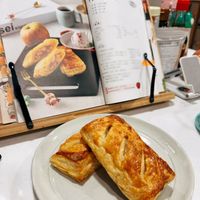 可能是肉餡餅、半圓形餡餅和文字的圖像