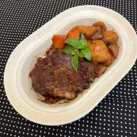 可能是肉排、燉小牛膝和文字的圖像