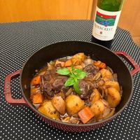 可能是燉小牛膝和顯示的文字是「 RIVERCREST CALIP CALIPORNIA ORNIA M RED 深は！ BUR STAUB 」的圖像