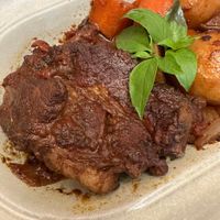 可能是燉小牛膝和肉排的圖像