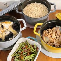 可能是豆腐和顯示的文字是「 STAUB STAVS STAUE SIAUD tG STAUB YAUD 」的圖像