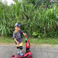 可能是電動滑板車、速克達和滑板的圖像