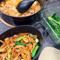 可能是豆腐、香菇、炒麵、火鍋和文字的圖像