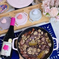 可能是燉小牛膝和顯示的文字是「 S な STALE SIAUR STA DO LA STAUD 입품은 SUUs ตงจ LVES m EPETITCOCHONNET LEPETIT COCHONNET SYRAH Veco M 」的圖像