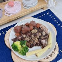 可能是燉小牛膝、肉排、豆腐和文字的圖像