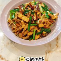 可能是豆腐和顯示的文字是「豆乾肉絲」的圖像