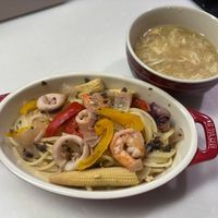 可能是炒麵、義大利麵和蝦的圖像