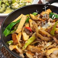 可能是豆腐、拉麵和顯示的文字是「千 肉 絲 ን 」的圖像