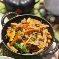 可能是香菇、豆腐和炒麵的圖像