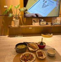 可能是起司火鍋、火鍋、電視和文字的圖像