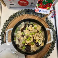 可能是豆腐、香菇、火鍋和顯示的文字是「 အ 2025 stauh stauh Cath staub STAUB ท สการ 」的圖像