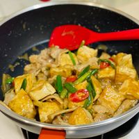 可能是炒麵、豆腐和拉麵的圖像