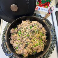 可能是炒飯和顯示的文字是「 2025 Tstaub. Staub. STAUB STAUB 」的圖像