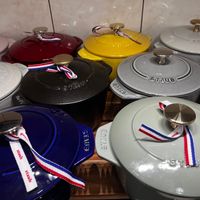 可能是顯示的文字是「 SRVS SILV STAUE STAUD STAUB STAUB SSVIS staub 台 STAUBI 吸皮 COMIS staub 」的圖像