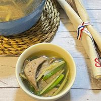 可能是拉麵和顯示的文字是「 S 」的圖像