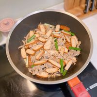 可能是炒飯、炒麵、豆腐和香菇的圖像