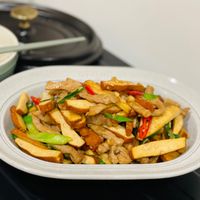 可能是炒麵、豆腐和快炒的圖像