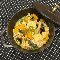 可能是豆腐、火鍋和香菇的圖像