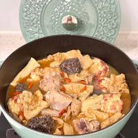 可能是香菇、豆腐、火鍋、羊肚蕈菇和文字的圖像