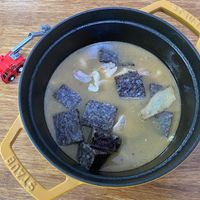 可能是火鍋、豆腐、香菇、起司火鍋和文字的圖像