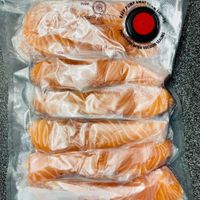 可能是煙燻鮭魚、生魚片和顯示的文字是「 PUSH! AWAY FRON SEALNG SEALING VACUU MAIL 」的圖像