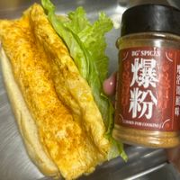 可能是歐姆蛋、豆腐和顯示的文字是「 BG'SPICKS BG SPICKS 築 粉 BORN FOR ORGOOKINGL BORN.FOR.COOKINGL/ COOKING 」的圖像